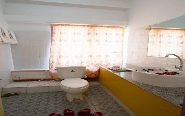 Kaung Wai Hotel