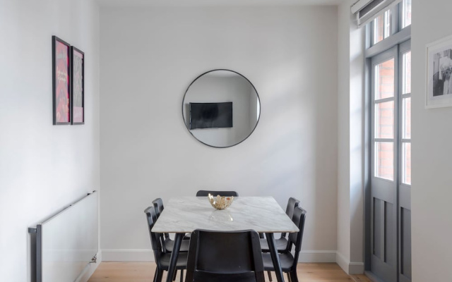The Eyre Suite Three - Farringdon - by Frankie