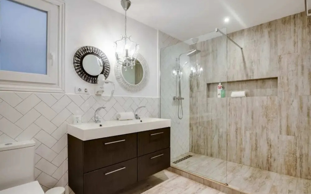 Cosy 3 Bed 2 Bath in Vibrant Eixample, Near Metro