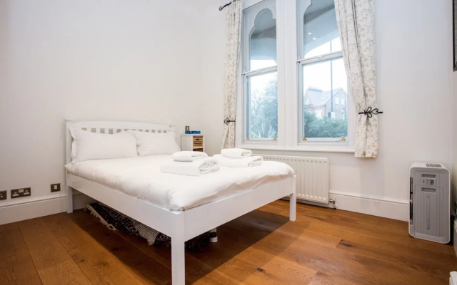 Spacious 2 Bedroom Flat With Garden