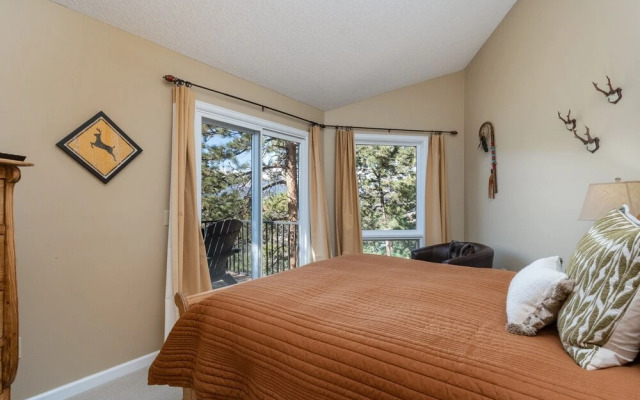 Cedar Upper Luxury Vacation At Windcliff 3 Bedroom Home by RedAwning