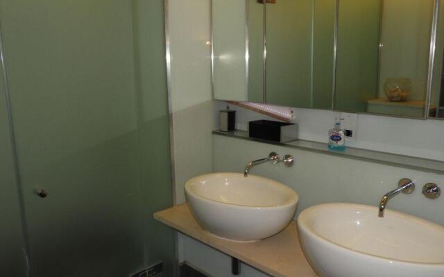 Апартаменты Brompton Road Apartments 3 Beds Лондон ванная