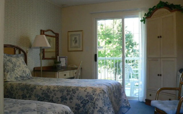 Lakeside Country Inn