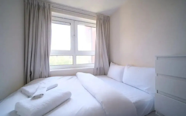 Spacious 3 Bedroom Apartment in Battersea With Terrace