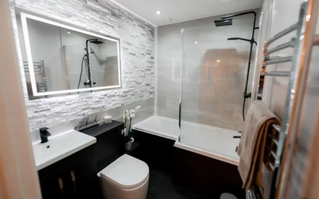 Spacious 2 bed apartment 800 metres from the beach