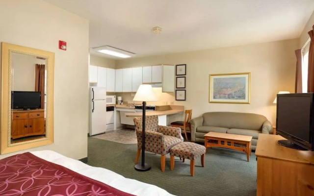 CrestHill Suites Wichita