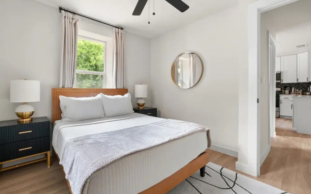 Cozy Modern Getaway Near Downtown