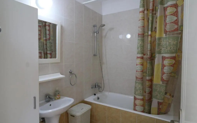 Sunset apartment with pool & 10 mins to Venus beach