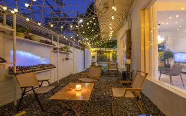 Wanye Log Youth Hostel and Homestay