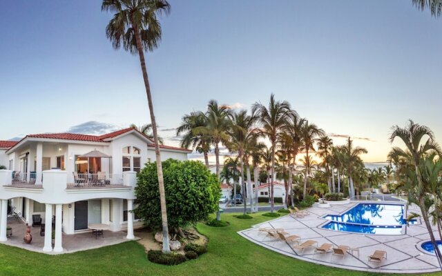 Villa De Oro 106 3 BR by Casago