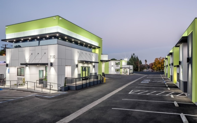 Отель Motel 6 Canoga Park США, Лос-Анджелес - отзывы, цены и фото номеров - забронировать отель Motel 6 Canoga Park онлайн вид на фасад