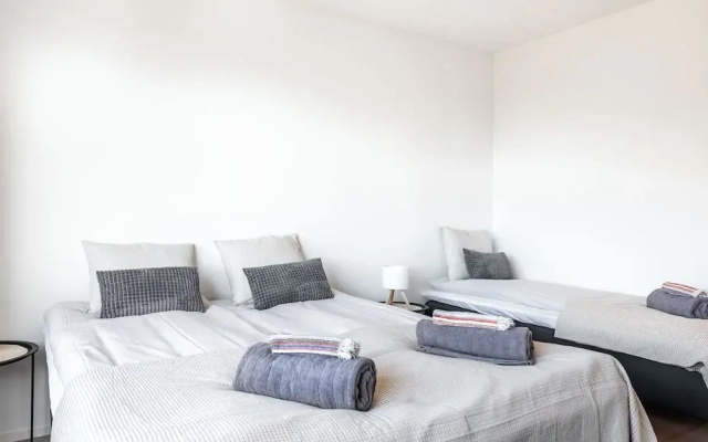 1BR Apartments next to Railway Station, Free Parking, Balcony
