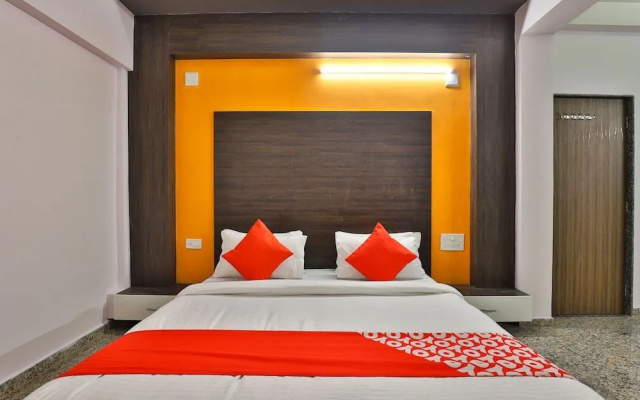 OYO 28444 Hotel Ab Apple