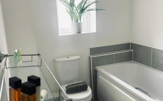 2 Bed House Waterside Luxury Living, Central Area