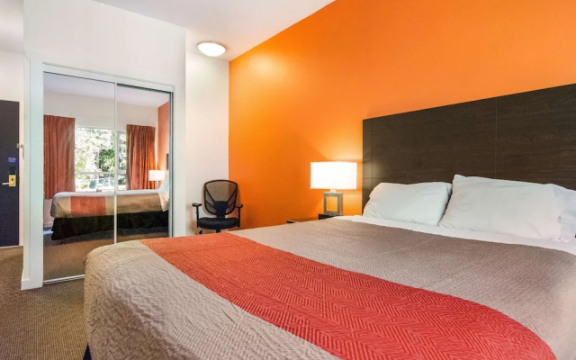 Econo Lodge Surrey