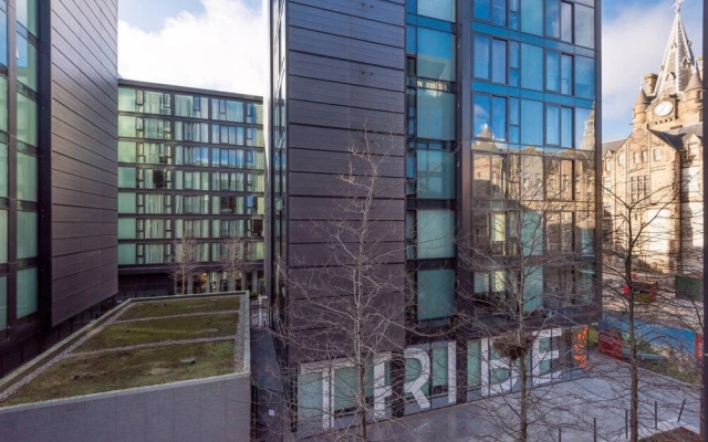 Modern Yet Homely Quartermile Apartment With Elevator