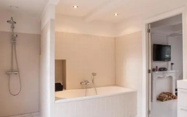 Mokum Suites