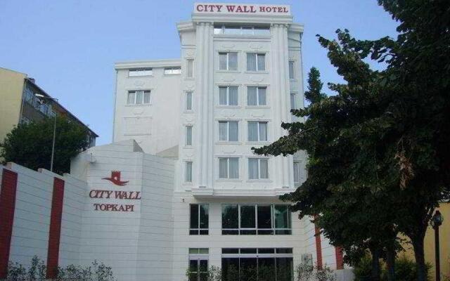 City Wall Hotel вид на фасад