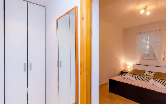 Apartment Antej - One Bedroom Apartment With Terrace and City View