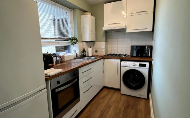 2 Bed Flat - 9-12 Mins to Central London Sleeps 4