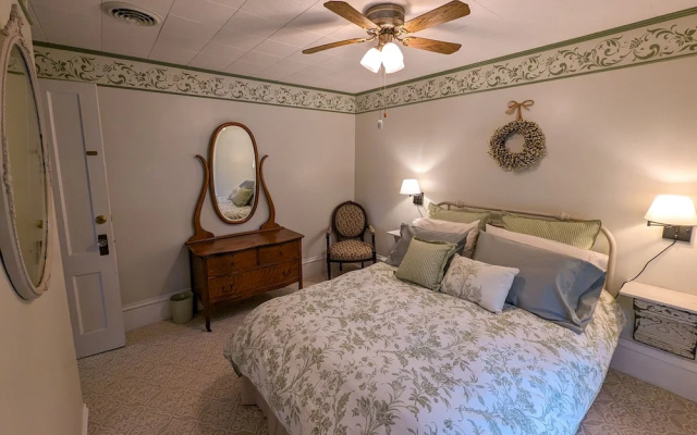 Hudson Manor Bed and Breakfast