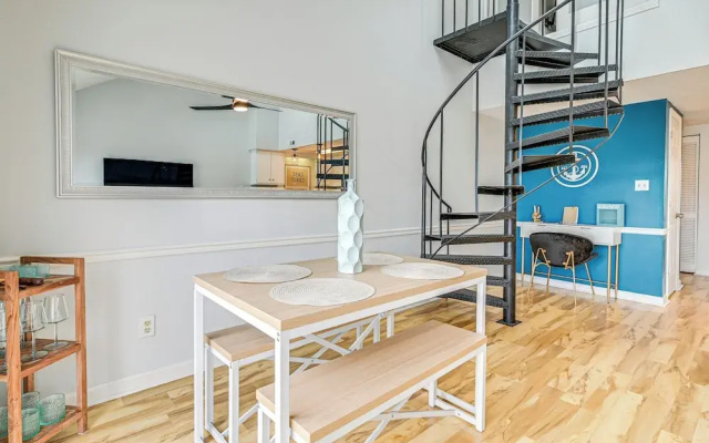 2 Mi to Surfside Beach: Coastal Escape w/ Balcony!