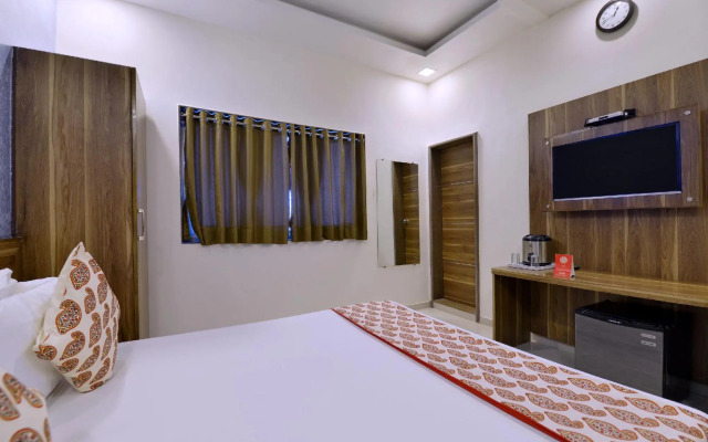 OYO 3422 Hotel Golden Berry