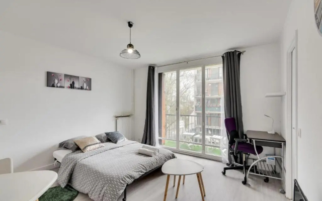 Budget apart with balcony near Paris