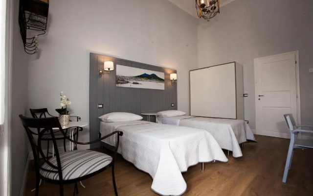 Largo Donnaregina Home
