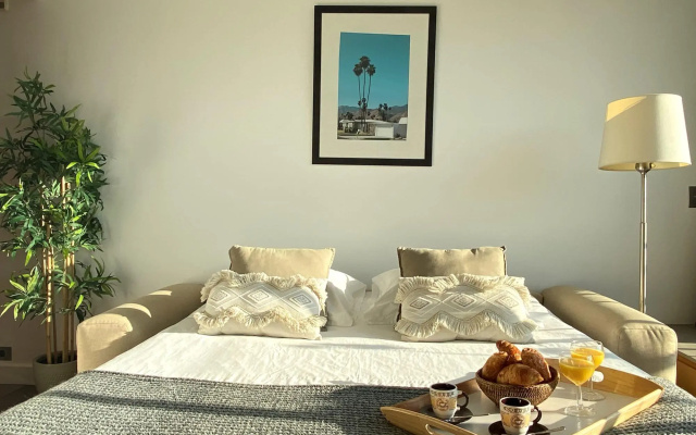 1610B - Stunning studio with Champs Elysées Views!