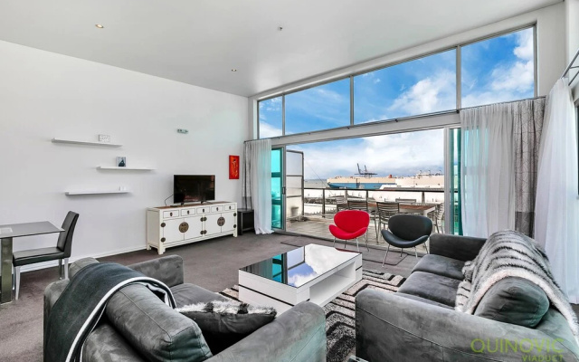 QV Spacious Waterfront with Carpark -962
