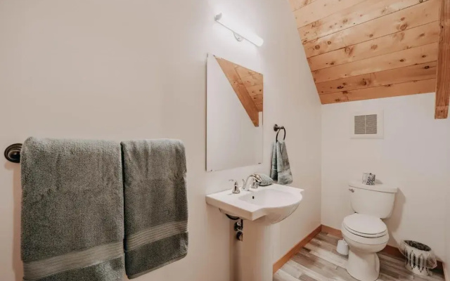 Mt. Baker Lodging Cabin 48 (Sleeps 5)