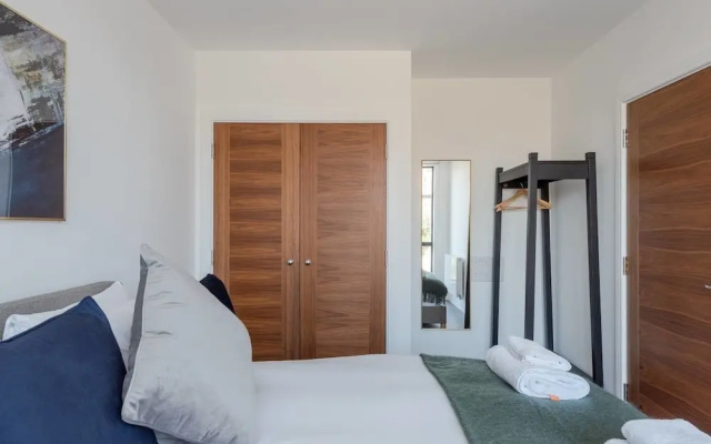 Gorgeous new 1 bed With Private Balcony, Brixton