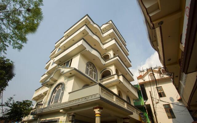 Отель OYO 145 Sirahali Khusbu Hotel & Lodge Непал, Катманду - отзывы, цены и фото номеров - забронировать отель OYO 145 Sirahali Khusbu Hotel & Lodge онлайн вид на фасад