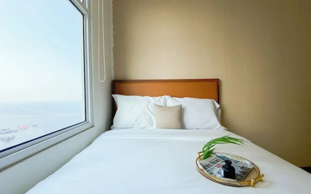 Homey And Comfort 2Br Green Bay Condominium Apartment
