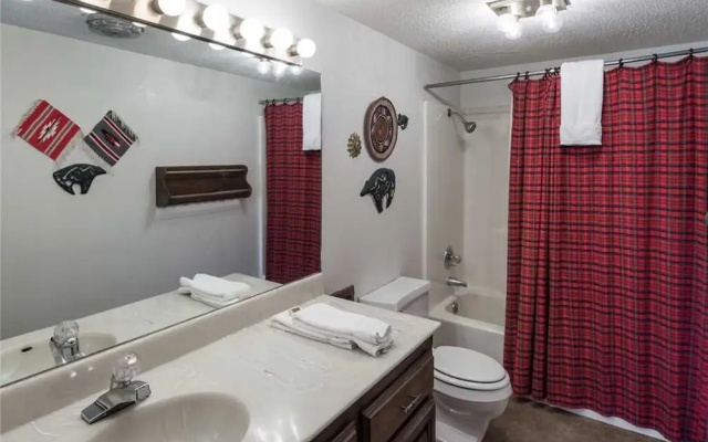 Plaid House - Three Bedroom Cabin