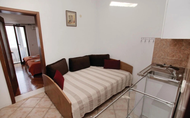 Amazing Home in Okrug Donji With 5 Bedrooms