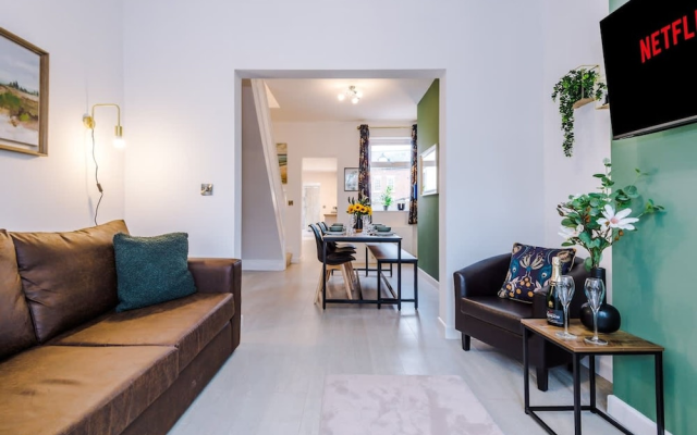 Stunning 3-bed House Amazing Location Sleeps 5