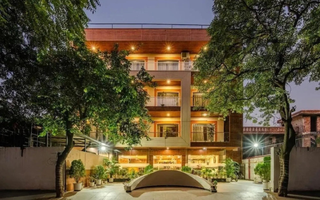 Royal Residence Near 32nd Milestone