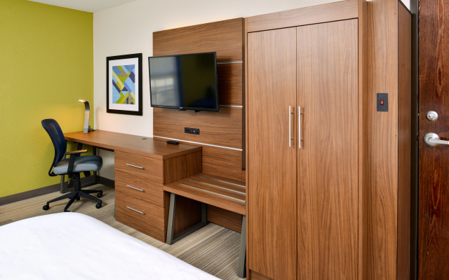 Holiday Inn Express & Suites North Kansas City by IHG