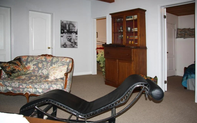 2 Moon Cottage Bed & Breakfast