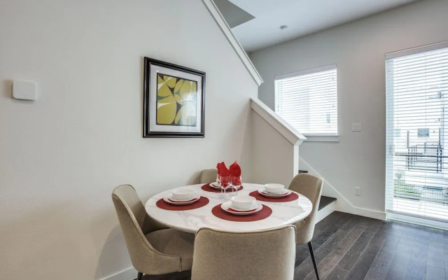 Upscale 2 bedroom Dallas TownHome