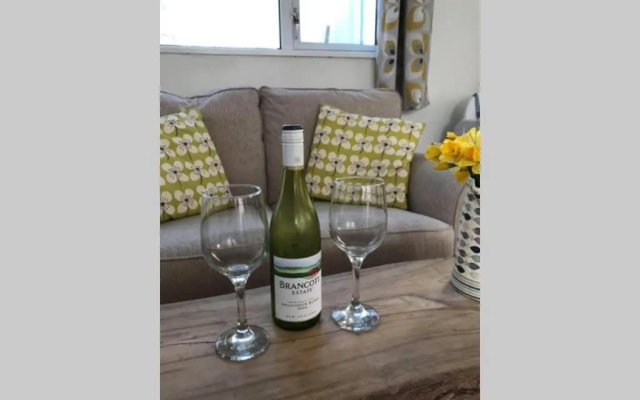 Cosy, Quiet bungalow, one minute from the beach.