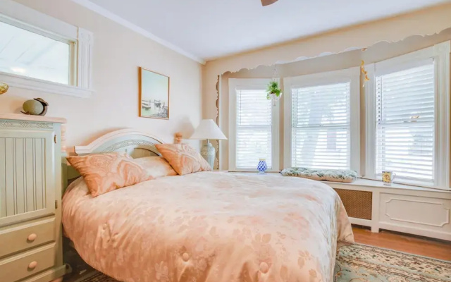 Quaint Beverly Townhome: Walk to Beach & Downtown!