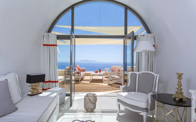 Luxury Villa in Santorini!