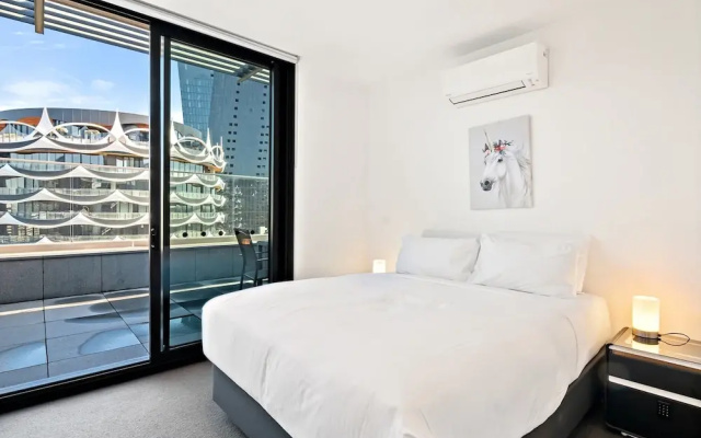 Bright 2-bed Retreat With Pool, Gym & Sauna Access