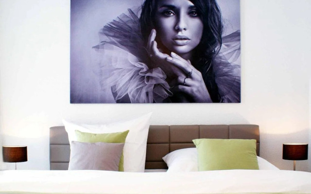 R & J Hotel