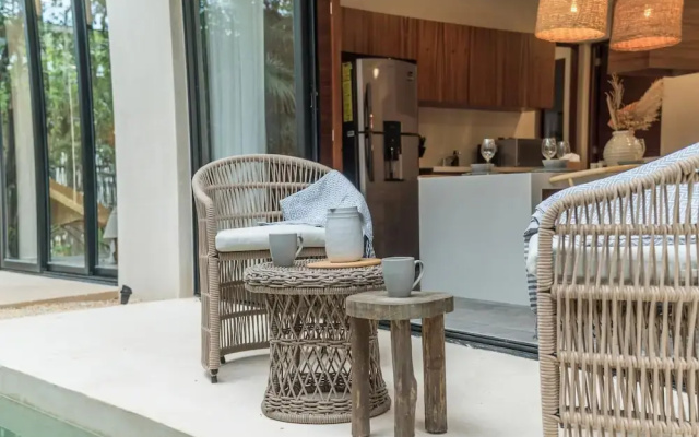 Luxurious Stylish 3BR Apartment Exceptional Location Private Pool Uncovered Patio
