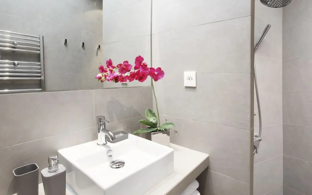 Luxury 3BDR Le Louvre I by Livinparis