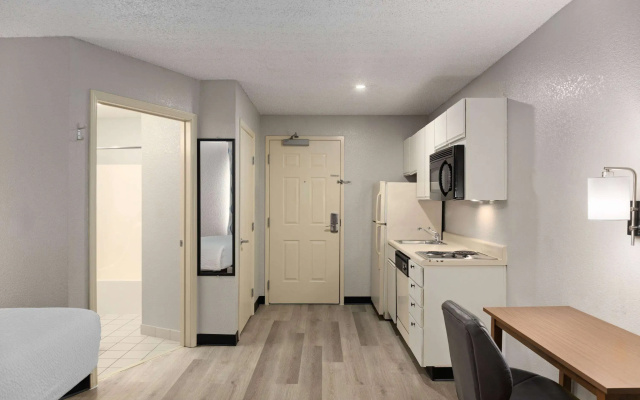 Days Inn & Suites by Wyndham Green Bay WI.